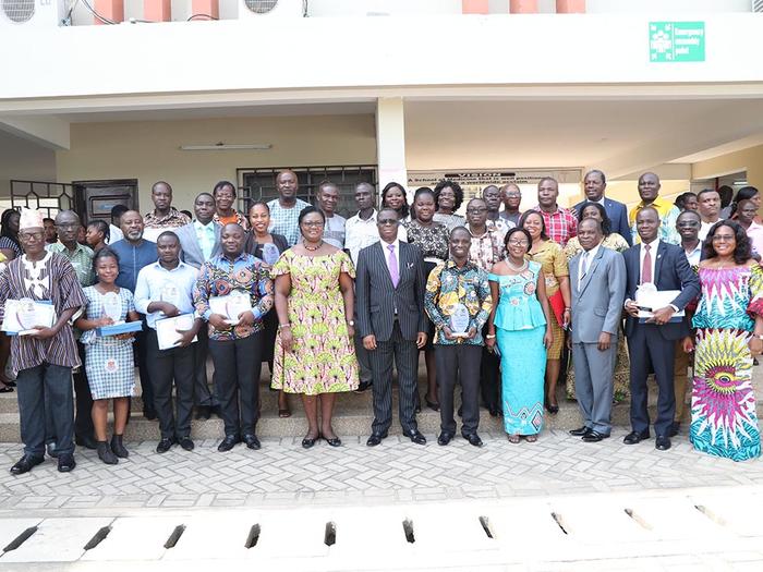 Awardees with the dignitaries Awardees with the dignitaries